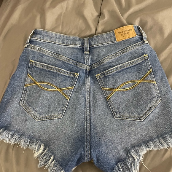 Abercrombie and Fitch high rise shorts - Picture 3 of 3